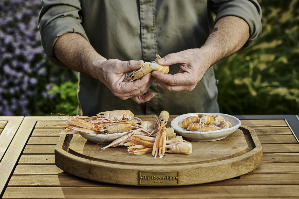 Talianske crostini s avokádovým šalátom a grilovanými langustami
